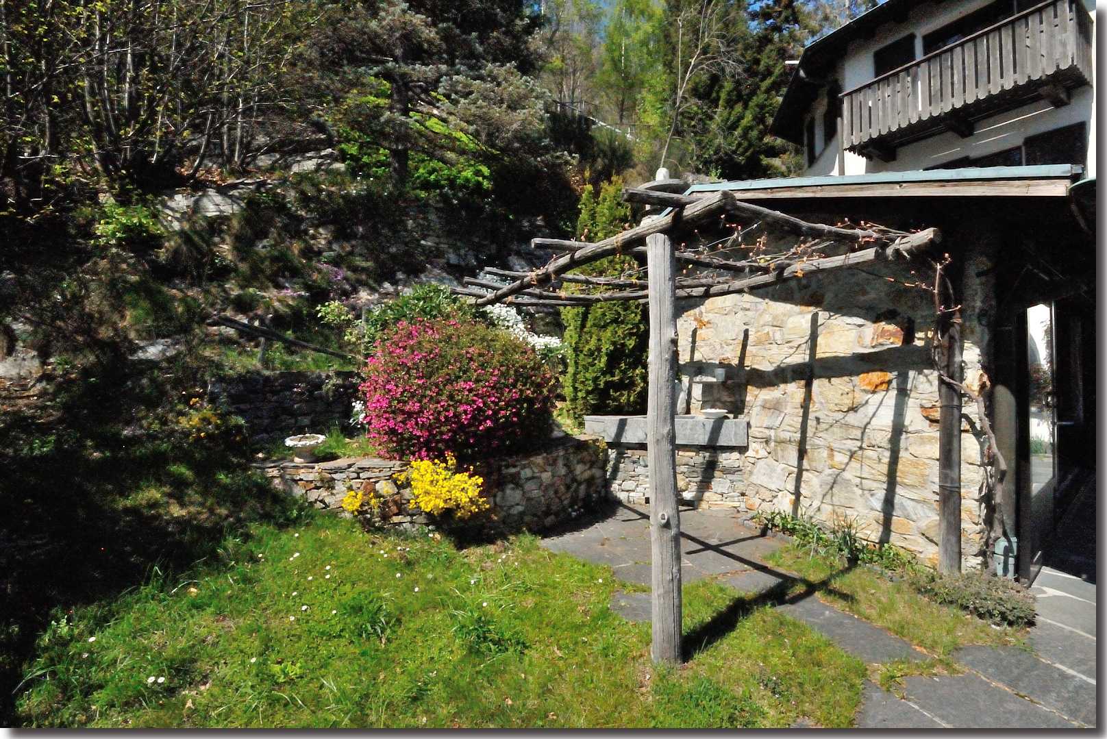 Casa al Poggio - Monti di Ronco - Ronco s/Ascona [ Teilansicht Garten ]